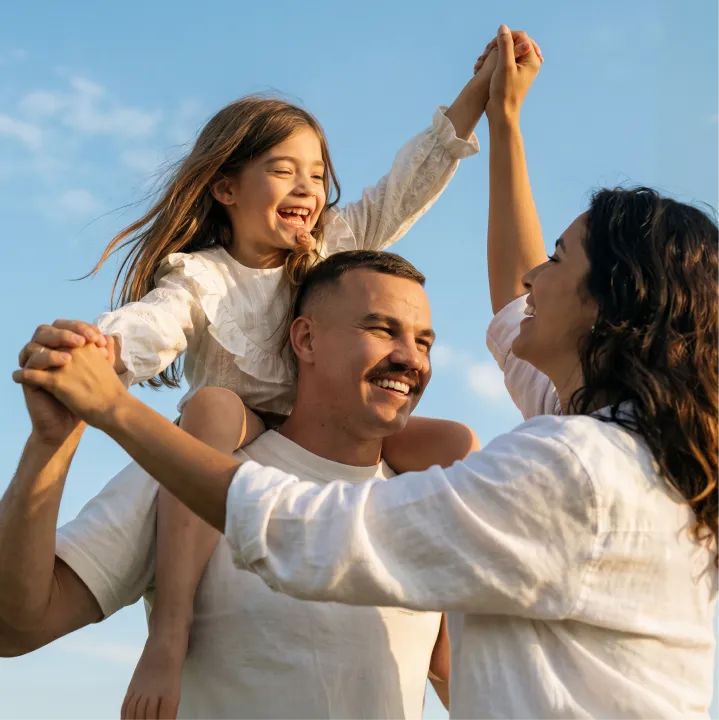 Família sorrindo em momento de proteção e segurança